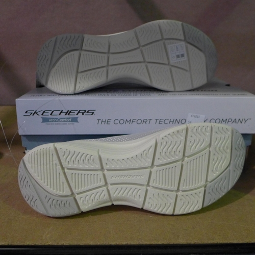 3432 - Pair of women's grey Arch Comfort Skechers UK size 5 * this lot is subject to VAT