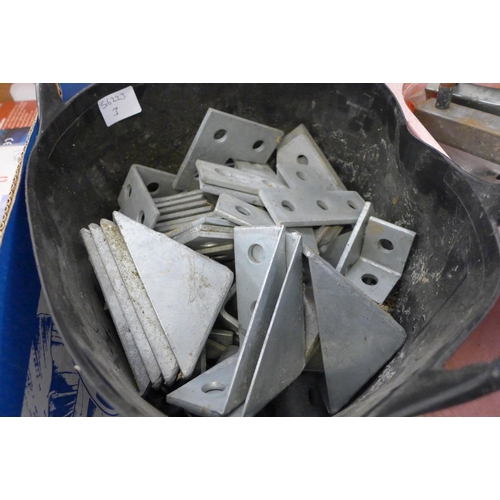 2178 - Bucket of mixed Uni clamps/brackets