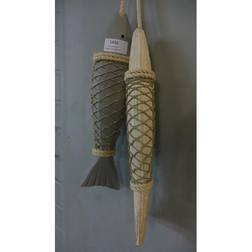 1430 - A hanging wooden fish bunch H60cm (884307)