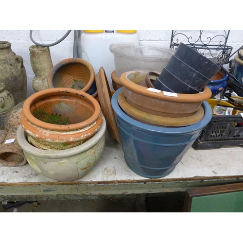 2432 - Approx. 12 terracotta mixed size planters