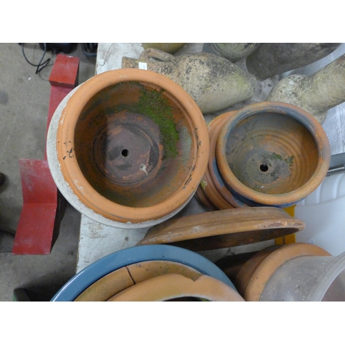 2432 - Approx. 12 terracotta mixed size planters