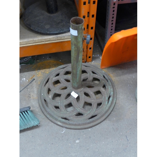 2438 - Cast metal parasol base