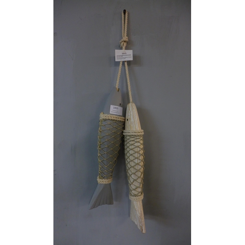 1425 - A hanging wooden fish bunch H60cm (884307)