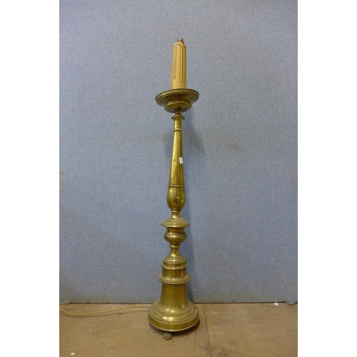 364 - An ecclesiastical brass lamp