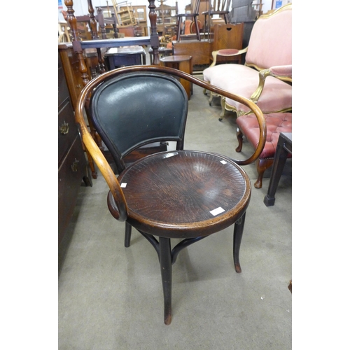 162 - An early 20th Century Thonet beech bentwood chair