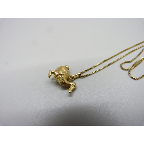 1001 - A Dodo pendant or charm, the loop marked 18K on a yellow metal box chain, Dodo 3.6g, chain 2.6g