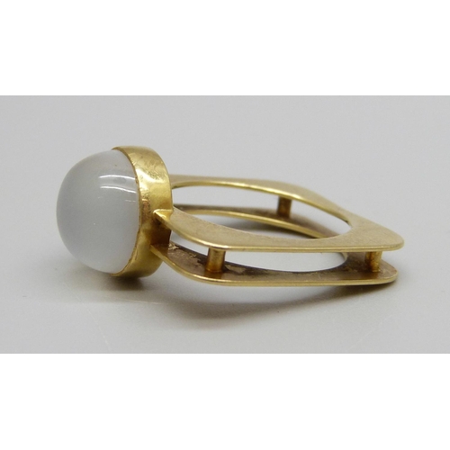 1005 - An 18ct gold and moonstone ring, 5.4g, M