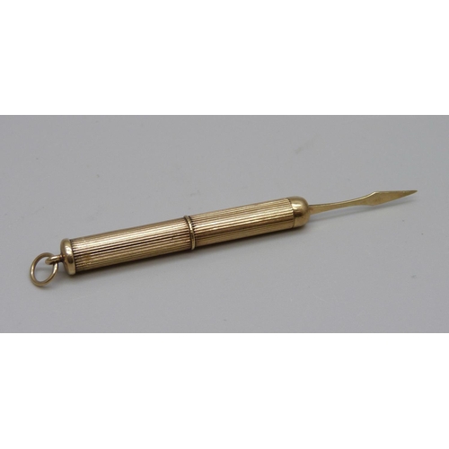 1020 - A 9ct gold toothpick, 5.6g