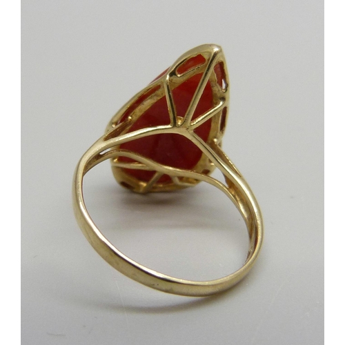 1040 - A 14ct gold and red jade ring, 3.2g, I