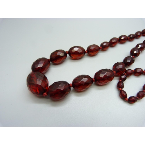 1045 - An early 20th Century sherry colour faceted Bakelite bead necklace