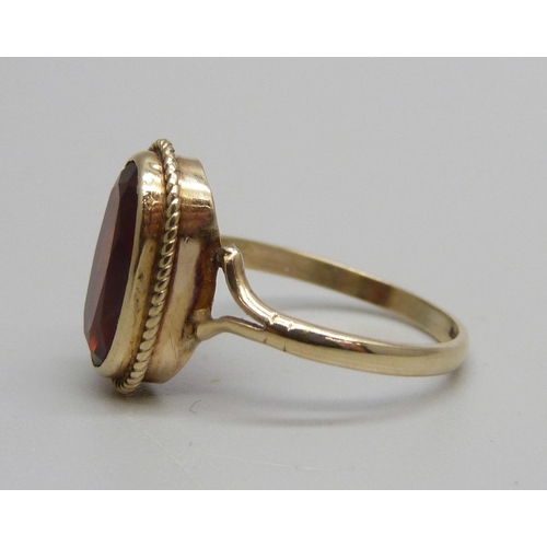 1058 - A 9ct gold and oval garnet ring, 1.9g, L