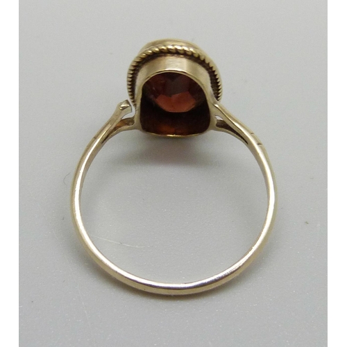 1058 - A 9ct gold and oval garnet ring, 1.9g, L