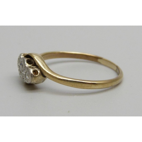 1059 - A three stone diamond ring, 2g, P