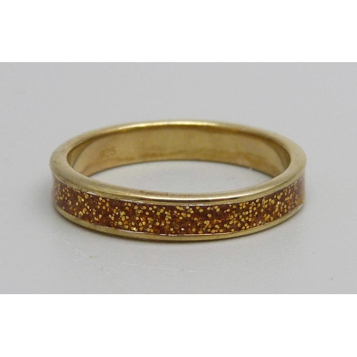 1060 - A silver gilt metal flake enamel ring, Q