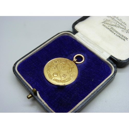 1073 - A 9ct gold Nottinghamshire Association fob medal, 5.8g, in original box