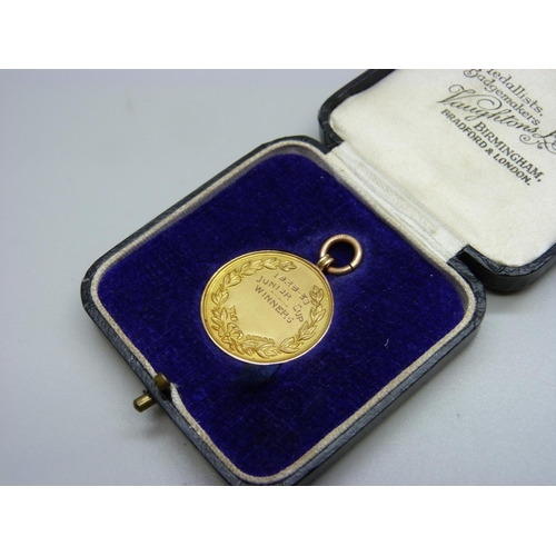 1073 - A 9ct gold Nottinghamshire Association fob medal, 5.8g, in original box