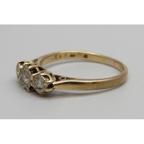 1083 - A 9ct gold and three stone diamond ring, 2.1g, O