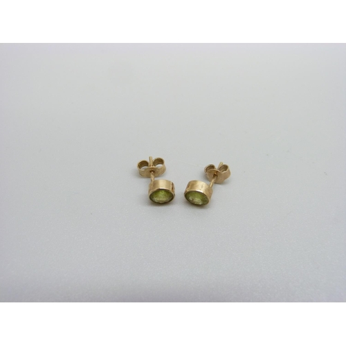 1095 - A pair of 9ct gold and peridot stud earrings