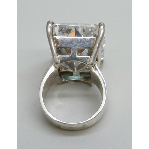 1108 - A large silver ring, stone approximately 17 x 24mm