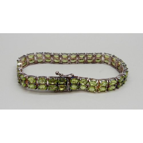 1120 - A silver and peridot tennis bracelet