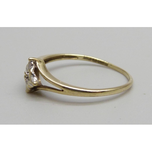 1139 - A 9ct gold and diamond solitaire ring, 0.9g, N