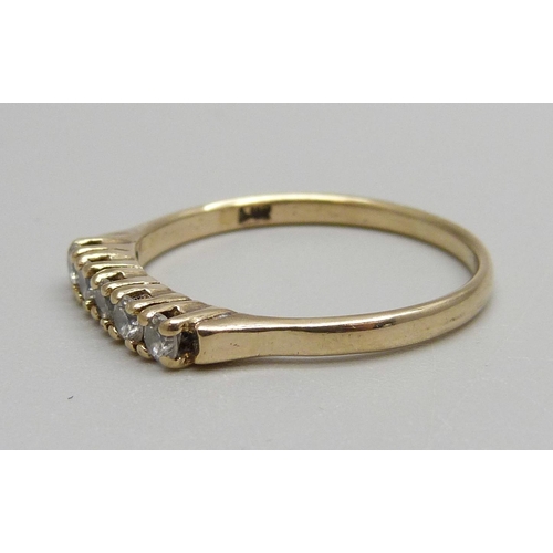 1140 - A 9ct gold and five stone ring, 2.3g, U