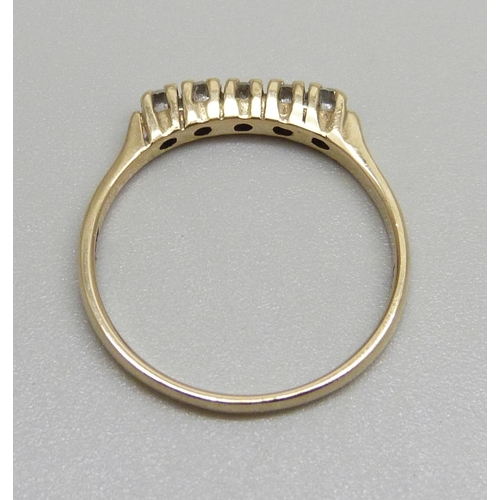 1140 - A 9ct gold and five stone ring, 2.3g, U