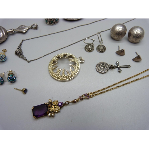 1142 - A collection of silver jewellery and gold plated jewellery