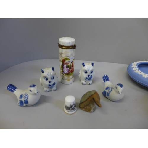 633 - Eight items of Wedgwood Jasperware, two pairs of blue and white bird salt and pepper pots, cylindric... 