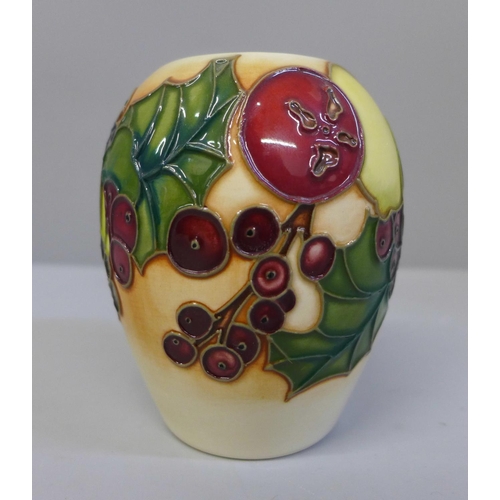 640 - A Moorcroft vase, 9.5cm