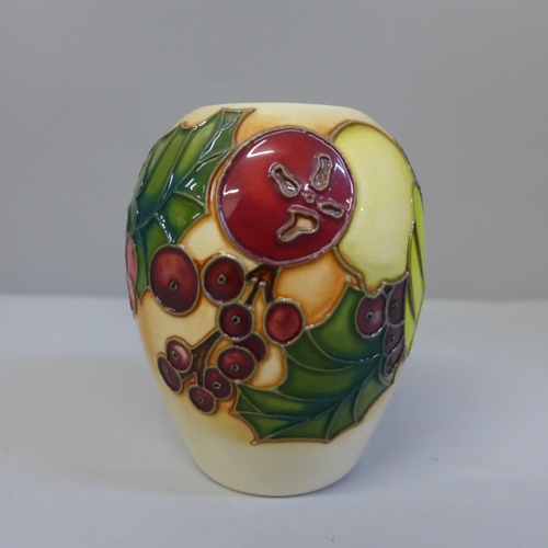 640 - A Moorcroft vase, 9.5cm