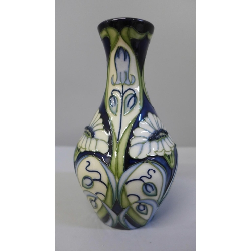 644 - A Moorcroft Rain Daisy vase, 14cm