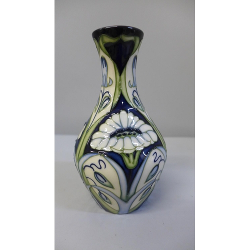 644 - A Moorcroft Rain Daisy vase, 14cm