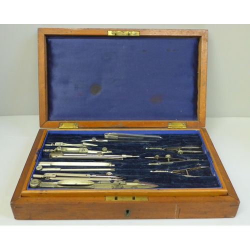 657 - Draughtsman's/Architect's compass technical drawing/scribe tool set, complete with spares in wooden ... 