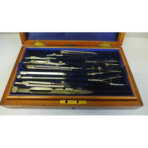 657 - Draughtsman's/Architect's compass technical drawing/scribe tool set, complete with spares in wooden ... 