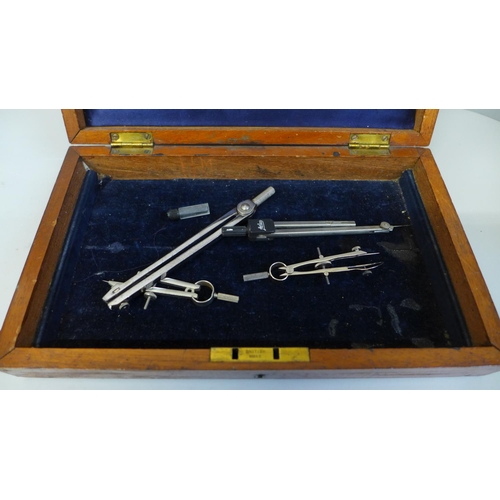 657 - Draughtsman's/Architect's compass technical drawing/scribe tool set, complete with spares in wooden ... 