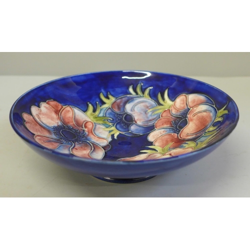 670 - A Moorcroft anemone bowl, 18cm