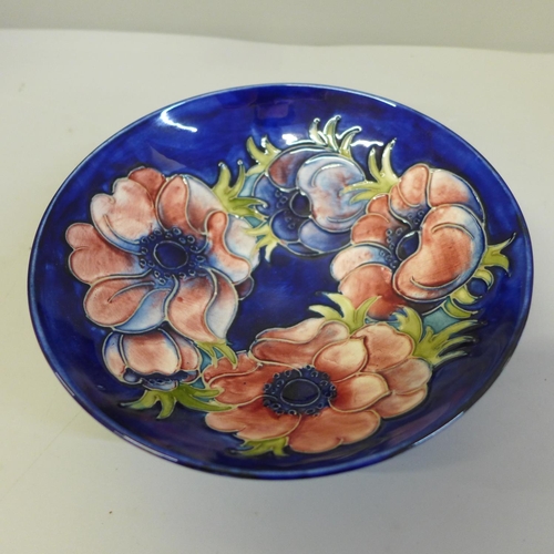 670 - A Moorcroft anemone bowl, 18cm