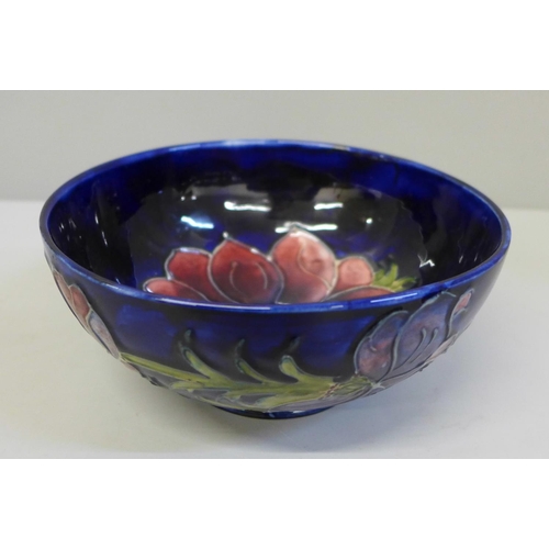 672 - A Moorcroft anemone bowl, 16cm