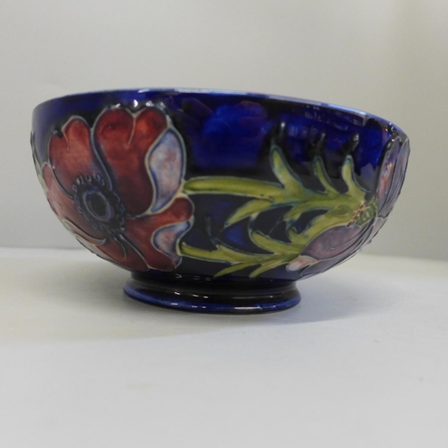 672 - A Moorcroft anemone bowl, 16cm