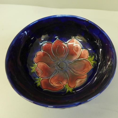 672 - A Moorcroft anemone bowl, 16cm