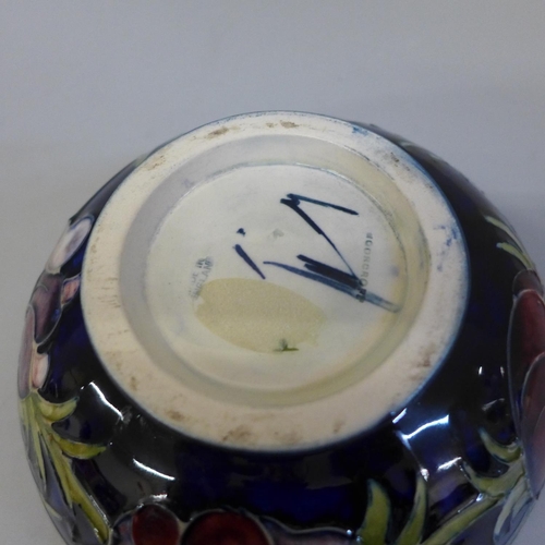 672 - A Moorcroft anemone bowl, 16cm