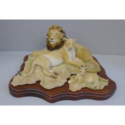 679 - A Sherratt and Simpson model of two lions and a cub, on a display stand