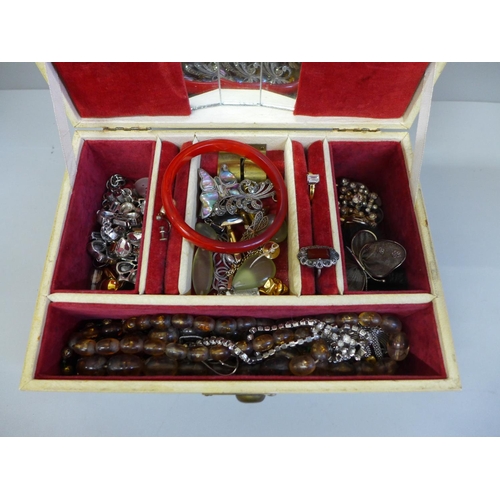 685 - A jewellery box and costume jewellery