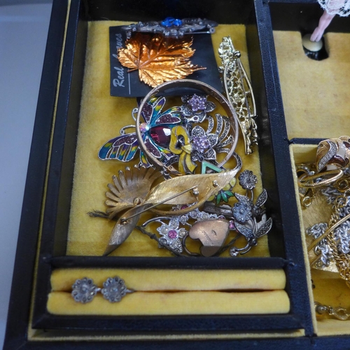 718 - A box of mixed vintage costume jewellery