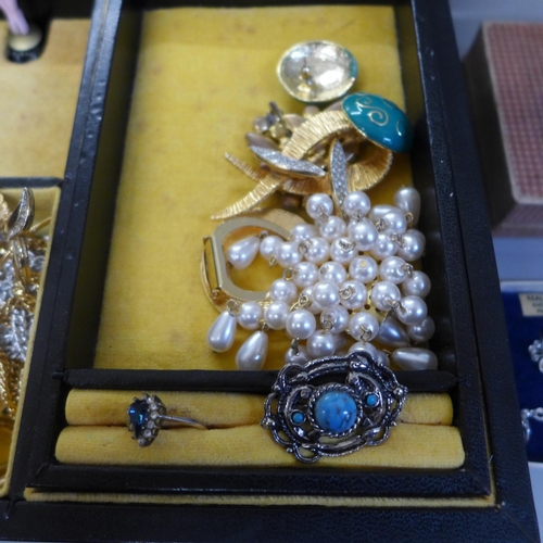 718 - A box of mixed vintage costume jewellery