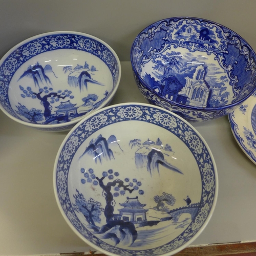 719 - A pair of Chinese blue and white bowls, a George Jones blue and white bowl and a Katsuga ware plate,... 