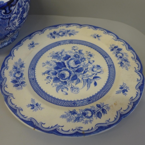 719 - A pair of Chinese blue and white bowls, a George Jones blue and white bowl and a Katsuga ware plate,... 