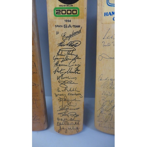 725 - Five souvenir miniature cricket bats, signed by international teams and country teams; MCC Hong Kong... 