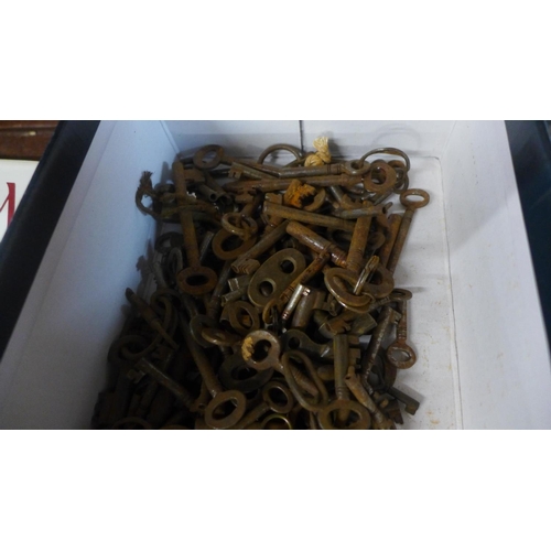 729 - A box of old door and cabinet keys